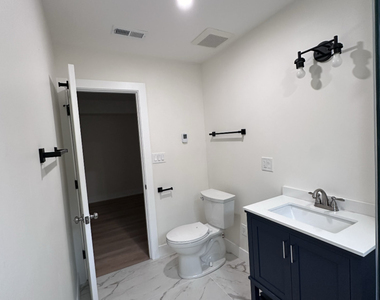 8846 N Cumberland Avenue - Photo Thumbnail 13