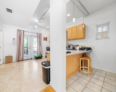 1728 N Campbell Avenue - Photo Thumbnail 5
