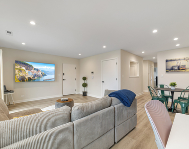 7109 N Western Avenue - Photo Thumbnail 3