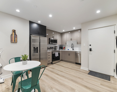 7109 N Western Avenue - Photo Thumbnail 8