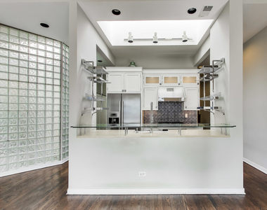 503 N Wells Street - Photo Thumbnail 8
