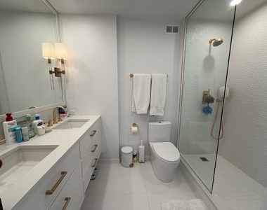 990 N Lake Shore Drive - Photo Thumbnail 18
