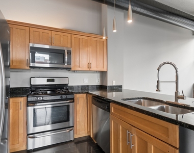 812 W Van Buren Street - Photo Thumbnail 7