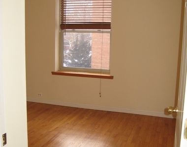 4935 N Wolcott Avenue - Photo Thumbnail 2