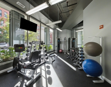 845 N Kingsbury Street - Photo Thumbnail 17