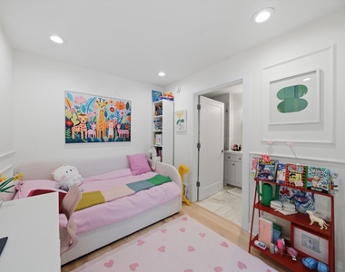 845 N Kingsbury Street - Photo Thumbnail 12