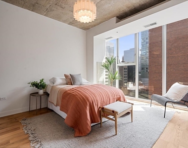 550 N Saint Clair Street - Photo Thumbnail 12