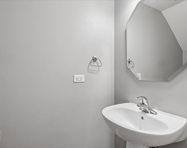 1526 Bristol Lane - Photo Thumbnail 7