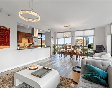 1335 S Prairie Avenue - Photo Thumbnail 2