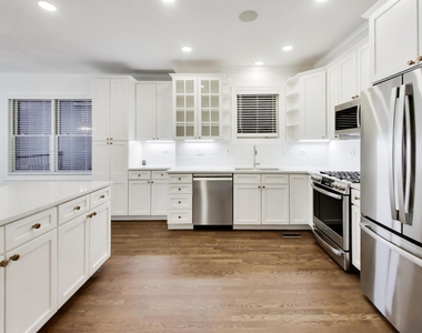 3928 N Greenview Avenue - Photo Thumbnail 9