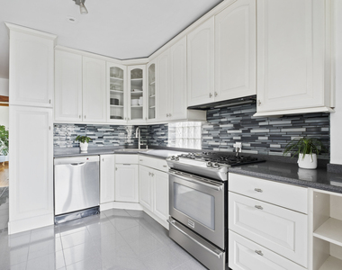 3819 N Sacramento Avenue - Photo Thumbnail 7