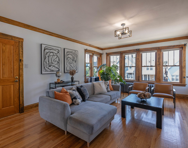 3819 N Sacramento Avenue - Photo Thumbnail 3