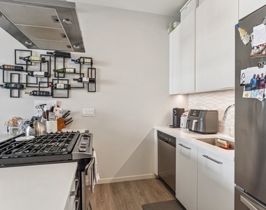 8 E Huron Street - Photo Thumbnail 2