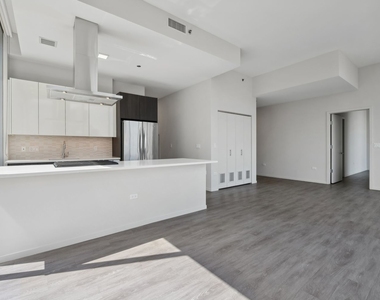 8 E Huron Street - Photo Thumbnail 5