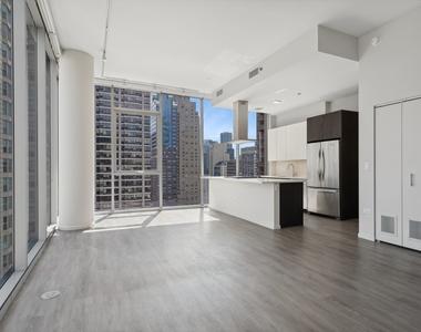 8 E Huron Street - Photo Thumbnail 2