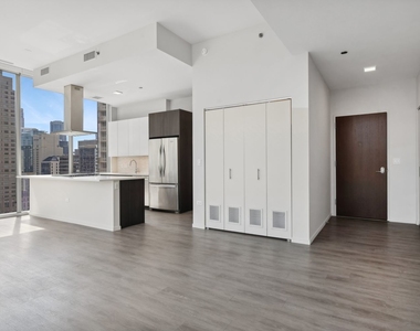 8 E Huron Street - Photo Thumbnail 3