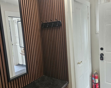 517 E Chicago Street - Photo Thumbnail 4