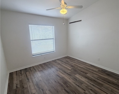 13205 Whitehaven Lane - Photo Thumbnail 9
