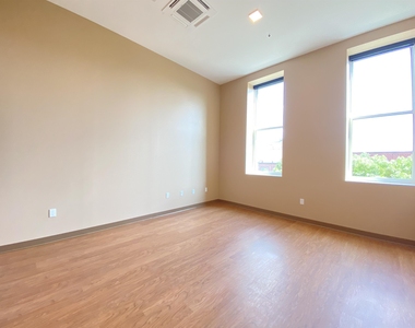83 Hanover - Photo Thumbnail 32