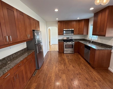 987 Pleasant - Photo Thumbnail 2