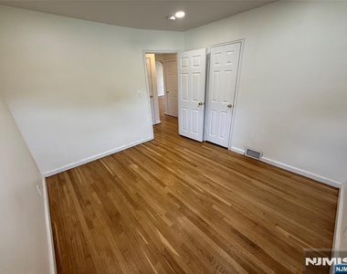 987 Pleasant - Photo Thumbnail 8