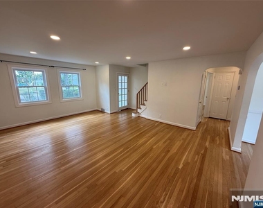 987 Pleasant - Photo Thumbnail 7