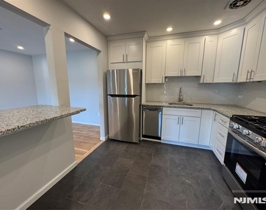 288 Hoover - Photo Thumbnail 2