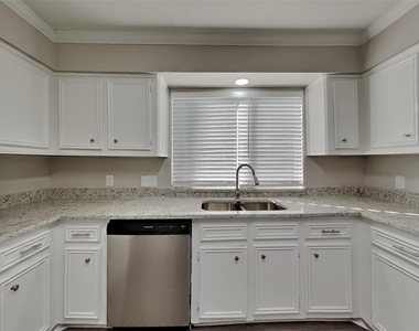 3303 Knoll Manor Drive - Photo Thumbnail 6