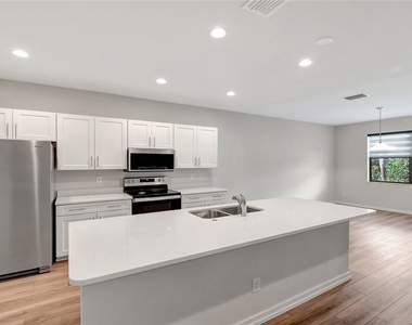 12965 Pembroke Drive - Photo Thumbnail 4
