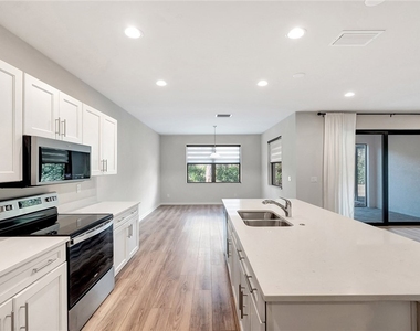12965 Pembroke Drive - Photo Thumbnail 7
