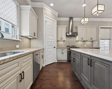 1429 W 21st Street - Photo Thumbnail 11