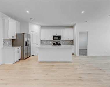 30307 Lighthouse Bluff Lane - Photo Thumbnail 9