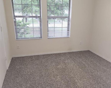 818 Lightningbug Lane - Photo Thumbnail 8