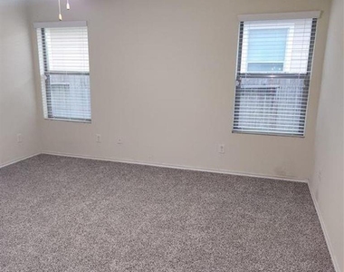 818 Lightningbug Lane - Photo Thumbnail 10