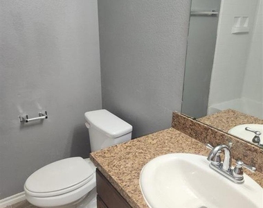 818 Lightningbug Lane - Photo Thumbnail 6