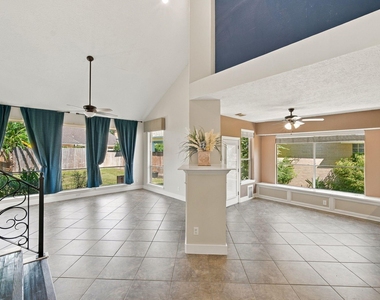201 Lago Vista Street - Photo Thumbnail 4