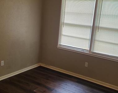 5018 Willow Glen Drive - Photo Thumbnail 8