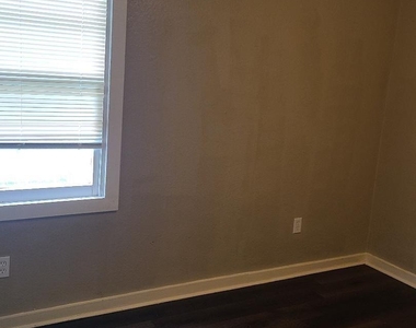 5018 Willow Glen Drive - Photo Thumbnail 9