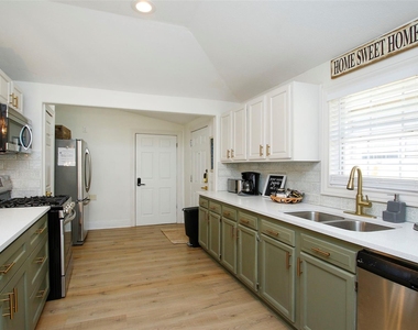 1518 Sabine Street - Photo Thumbnail 13