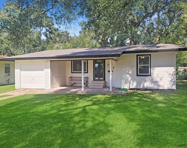 121 Wisteria Street - Photo Thumbnail 20