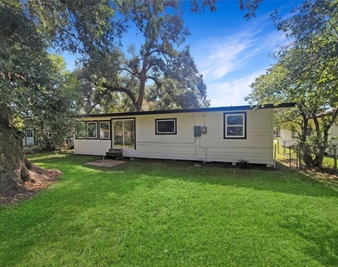 121 Wisteria Street - Photo Thumbnail 24