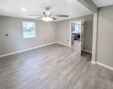 121 Wisteria Street - Photo Thumbnail 8