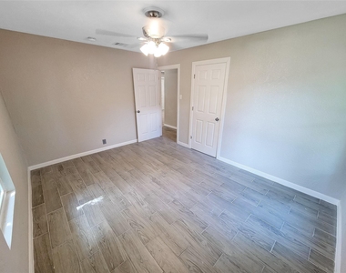 121 Wisteria Street - Photo Thumbnail 15