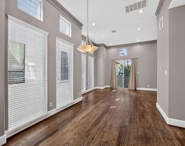 2307 Camden Drive - Photo Thumbnail 2