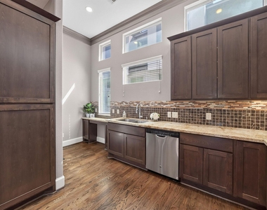 2307 Camden Drive - Photo Thumbnail 7
