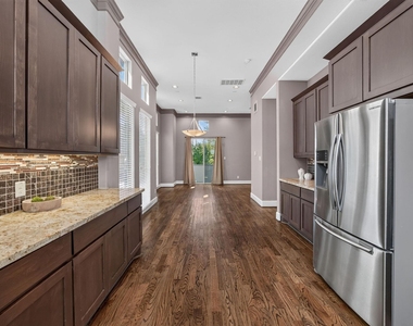 2307 Camden Drive - Photo Thumbnail 8