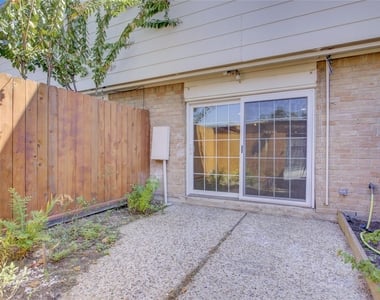 385 N Post Oak Lane - Photo Thumbnail 16
