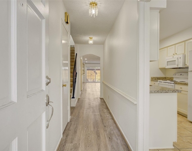 385 N Post Oak Lane - Photo Thumbnail 2