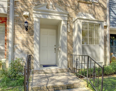 385 N Post Oak Lane - Photo Thumbnail 1