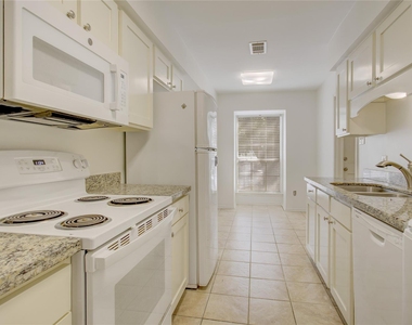 385 N Post Oak Lane - Photo Thumbnail 4